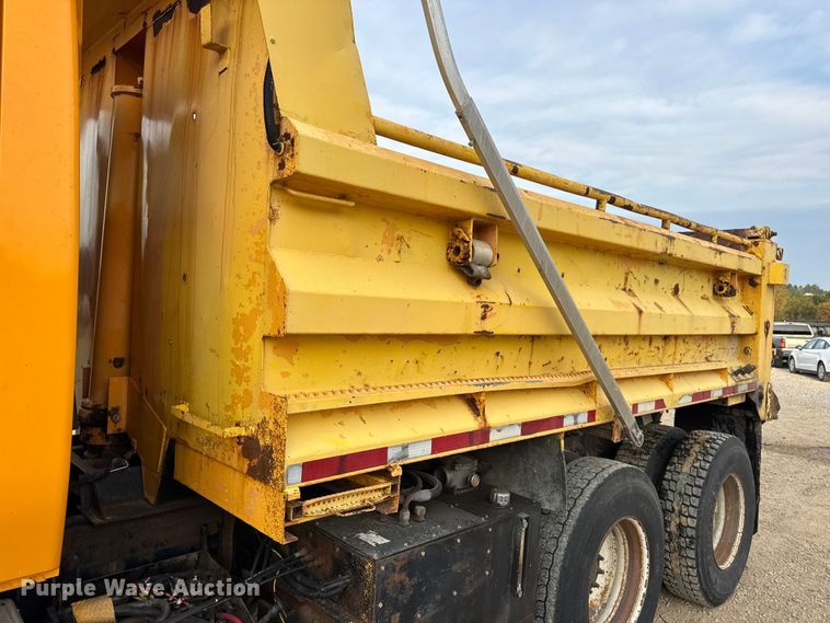 image for item DO2267 2006 International 7400 dump truck