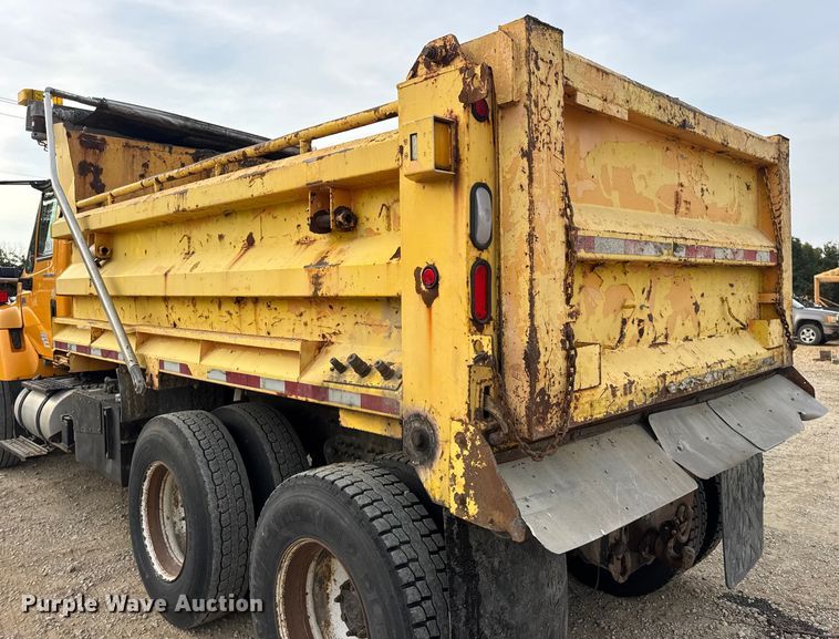 image for item DO2267 2006 International 7400 dump truck