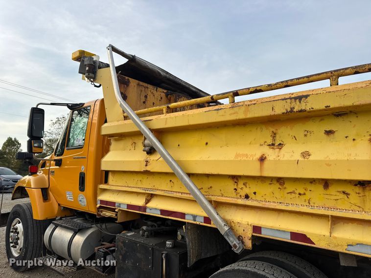 image for item DO2267 2006 International 7400 dump truck