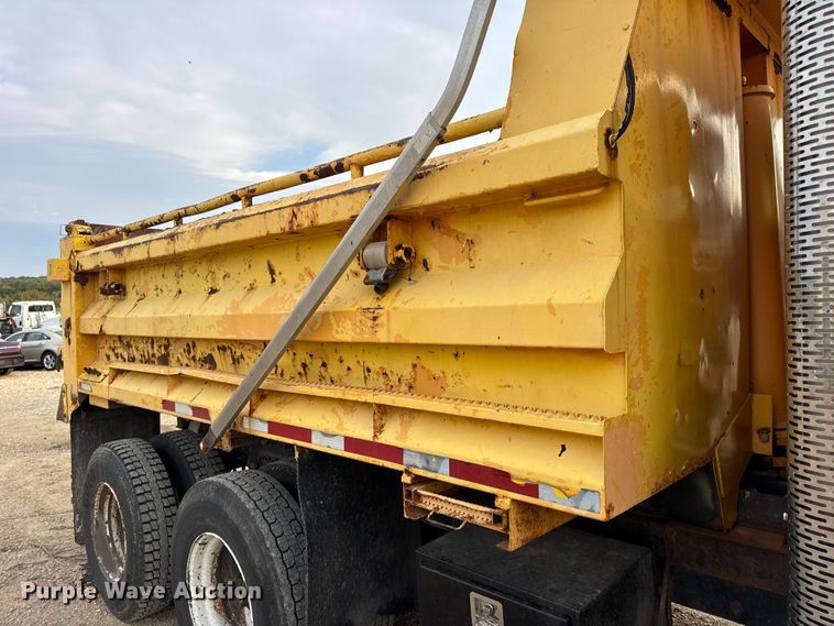 image for item DO2267 2006 International 7400 dump truck