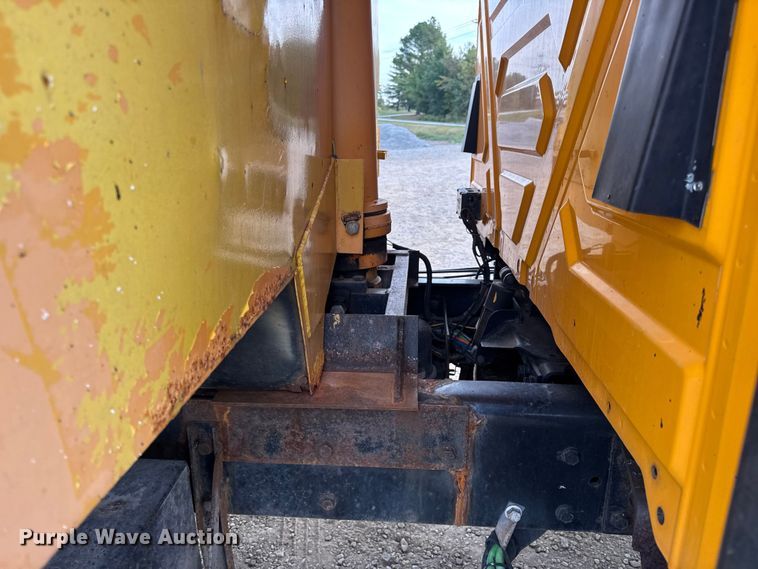 image for item DO2267 2006 International 7400 dump truck