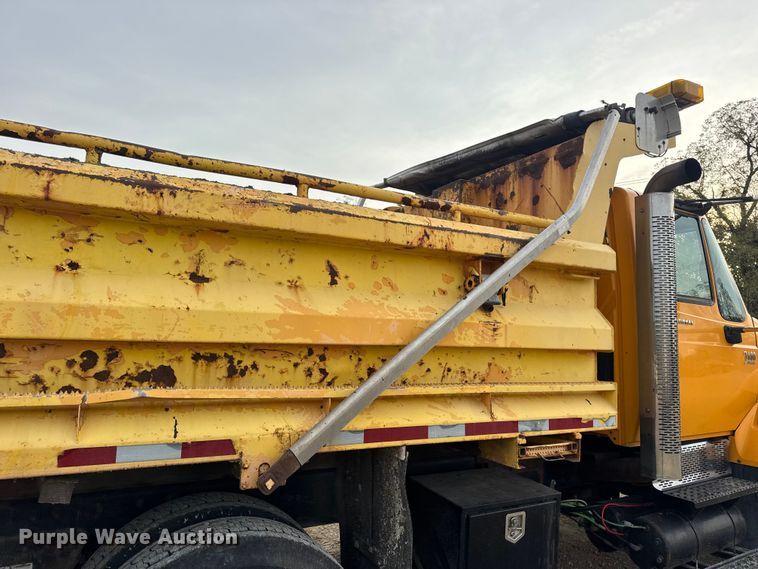 image for item DO2267 2006 International 7400 dump truck