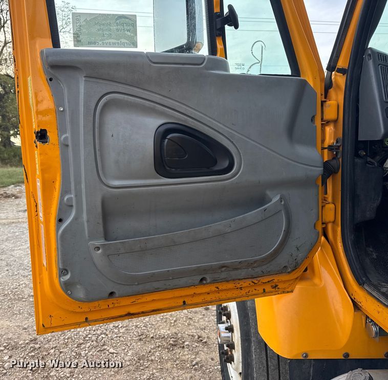 image for item DO2267 2006 International 7400 dump truck