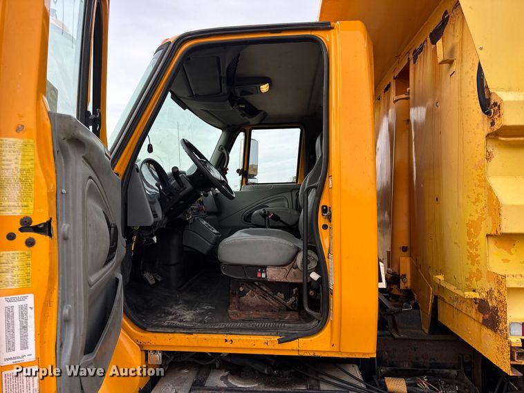 image for item DO2267 2006 International 7400 dump truck