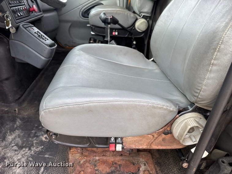 image for item DO2267 2006 International 7400 dump truck