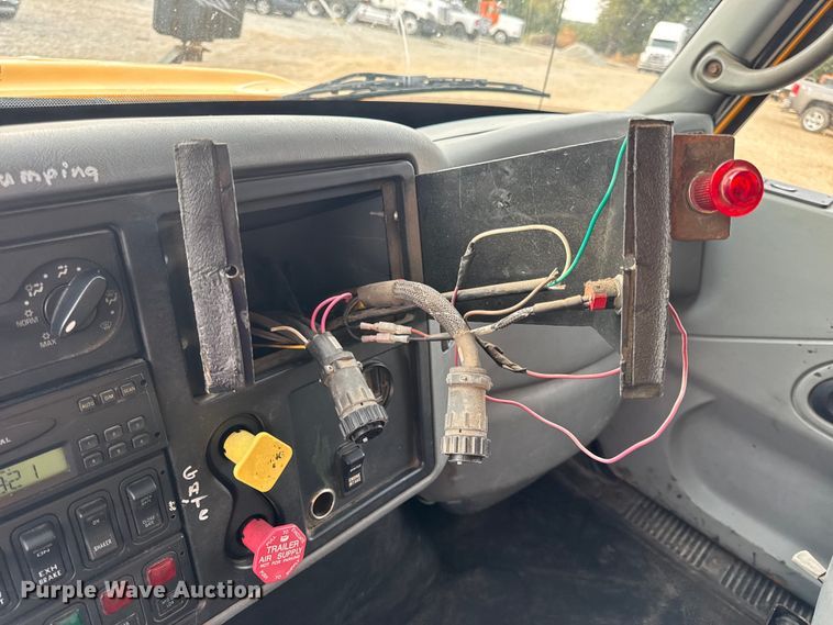 image for item DO2267 2006 International 7400 dump truck