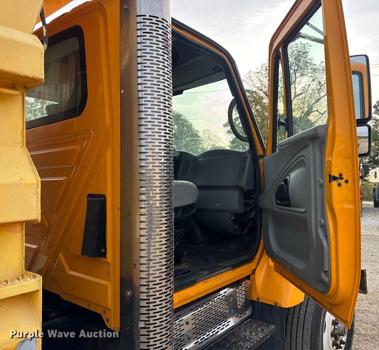 image for item DO2267 2006 International 7400 dump truck