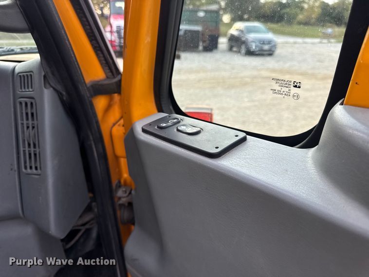 image for item DO2267 2006 International 7400 dump truck