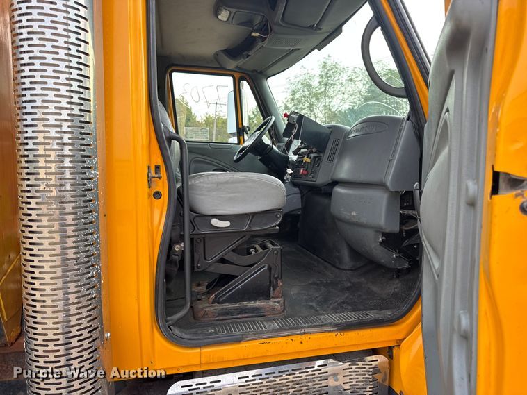 image for item DO2267 2006 International 7400 dump truck