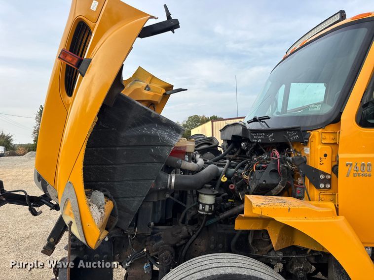 image for item DO2267 2006 International 7400 dump truck