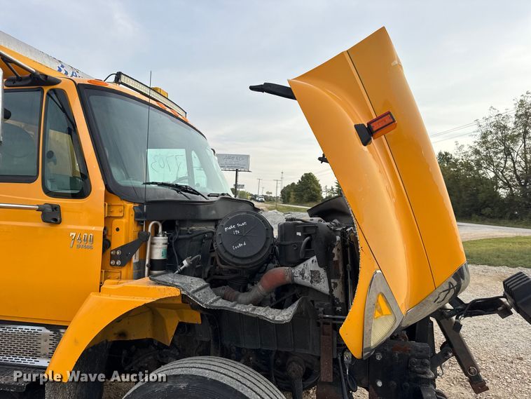 image for item DO2267 2006 International 7400 dump truck
