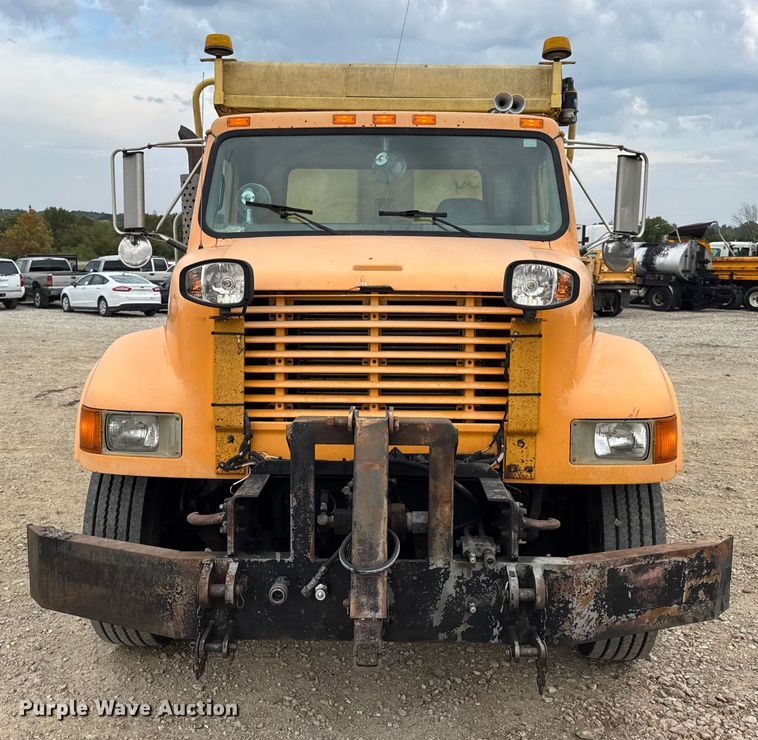 image for item DO2268 2000 International 4900 dump truck