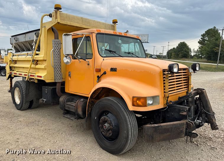 image for item DO2268 2000 International 4900 dump truck