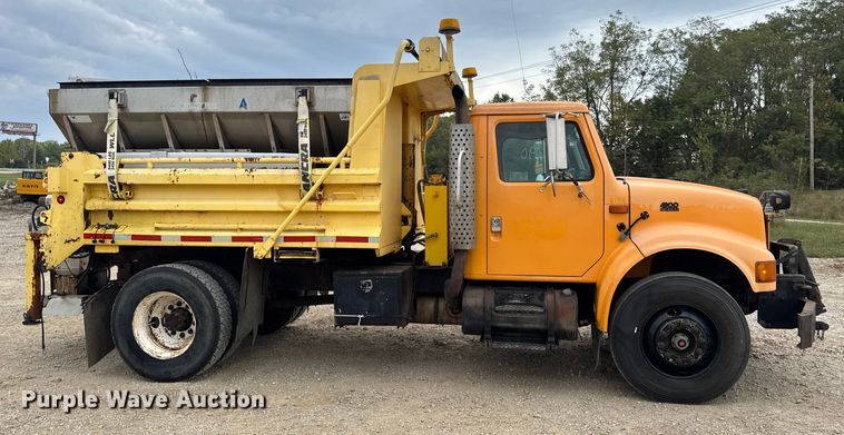 image for item DO2268 2000 International 4900 dump truck