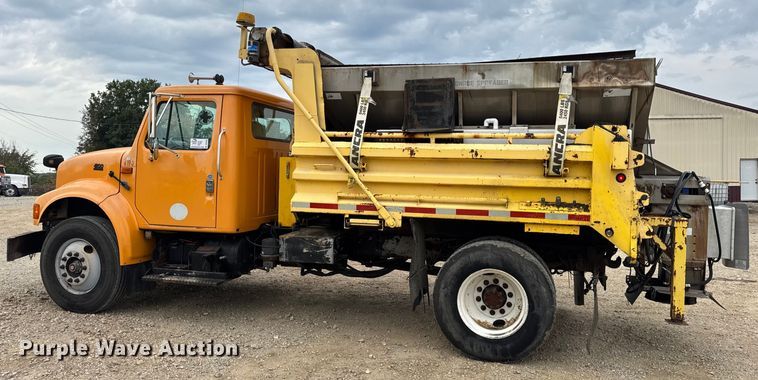 image for item DO2268 2000 International 4900 dump truck