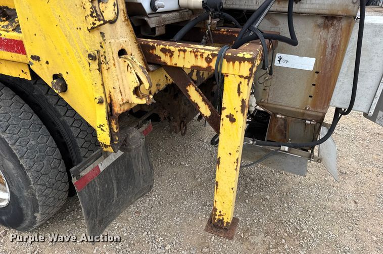 image for item DO2268 2000 International 4900 dump truck