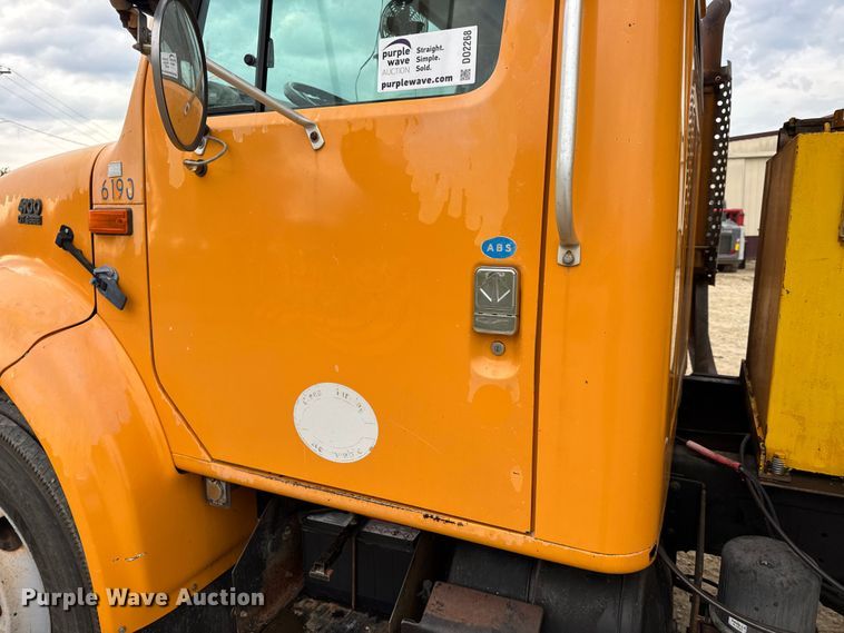 image for item DO2268 2000 International 4900 dump truck