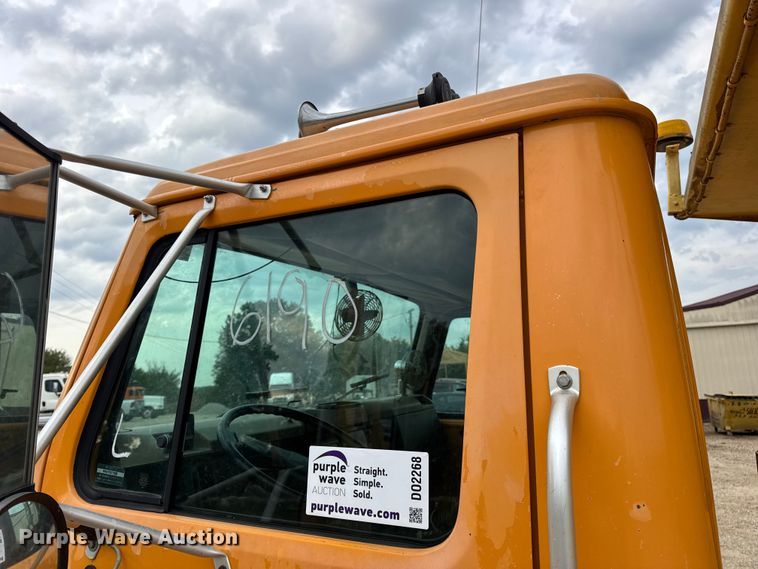 image for item DO2268 2000 International 4900 dump truck