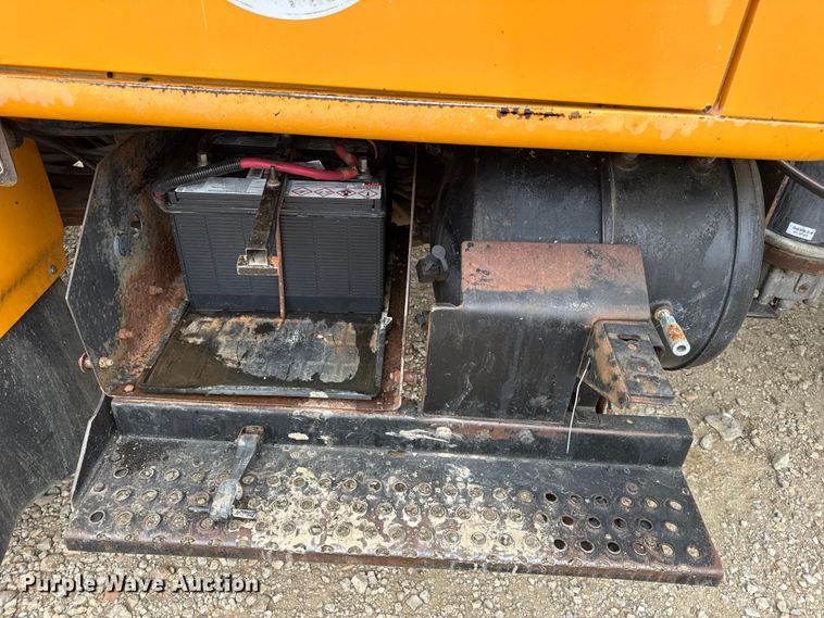 image for item DO2268 2000 International 4900 dump truck