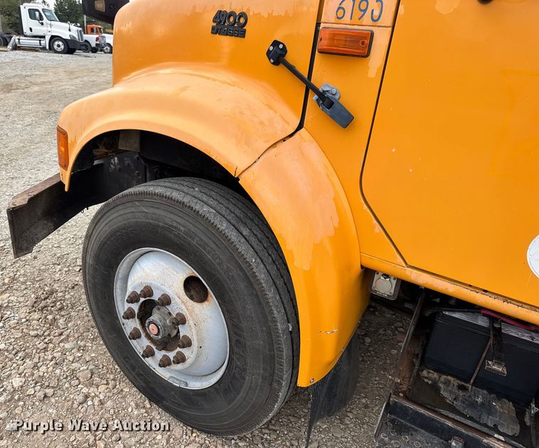 image for item DO2268 2000 International 4900 dump truck