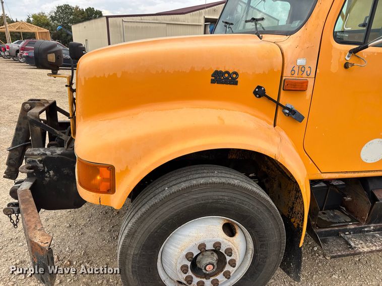 image for item DO2268 2000 International 4900 dump truck