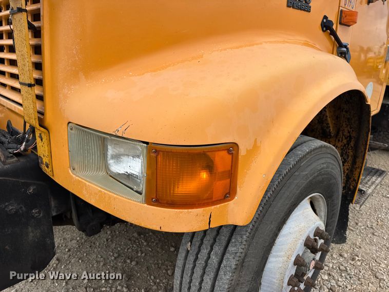 image for item DO2268 2000 International 4900 dump truck