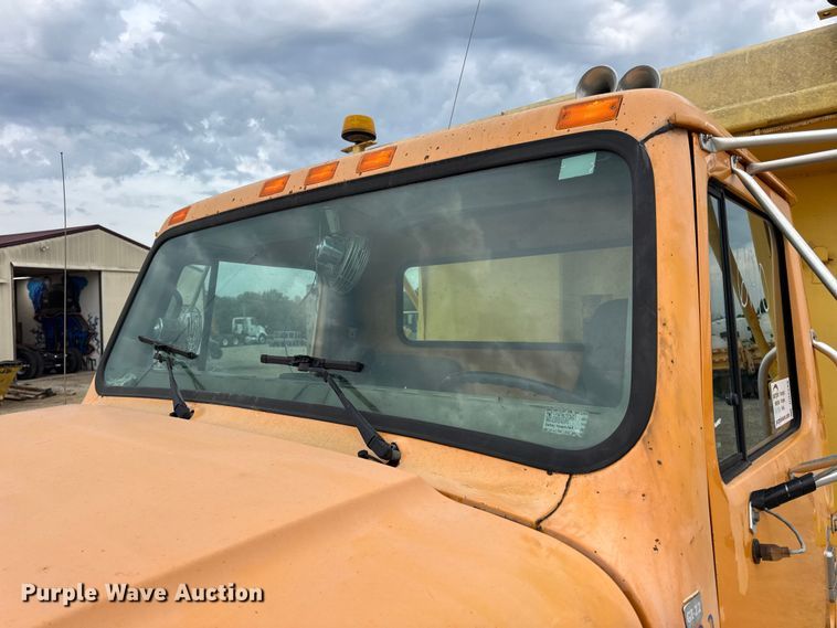 image for item DO2268 2000 International 4900 dump truck