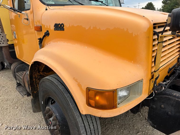 image for item DO2268 2000 International 4900 dump truck