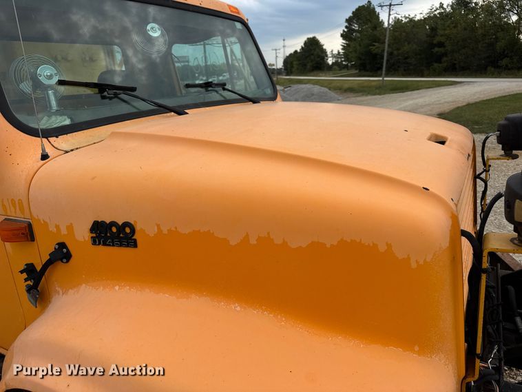 image for item DO2268 2000 International 4900 dump truck