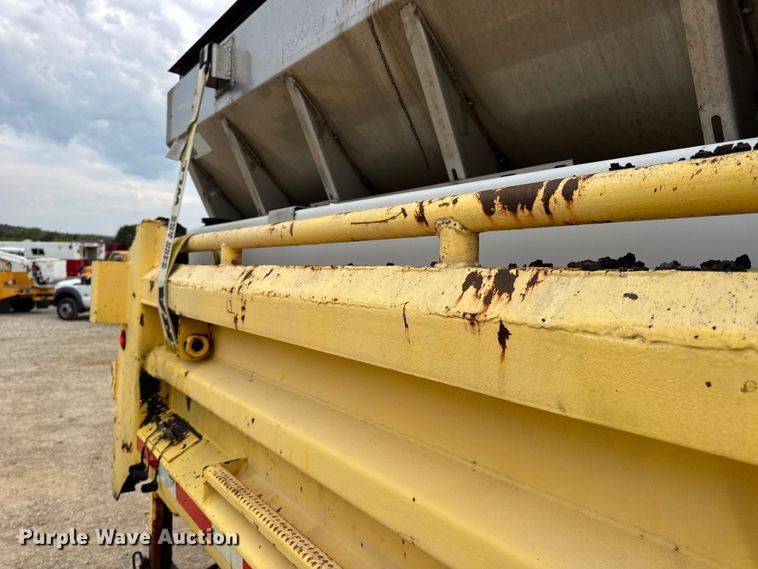 image for item DO2268 2000 International 4900 dump truck