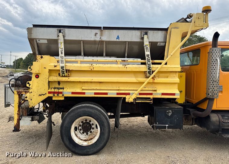 image for item DO2268 2000 International 4900 dump truck