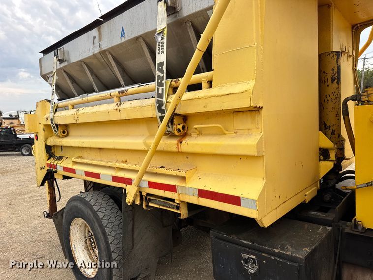 image for item DO2268 2000 International 4900 dump truck