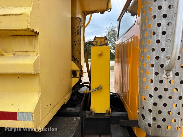 image for item DO2268 2000 International 4900 dump truck