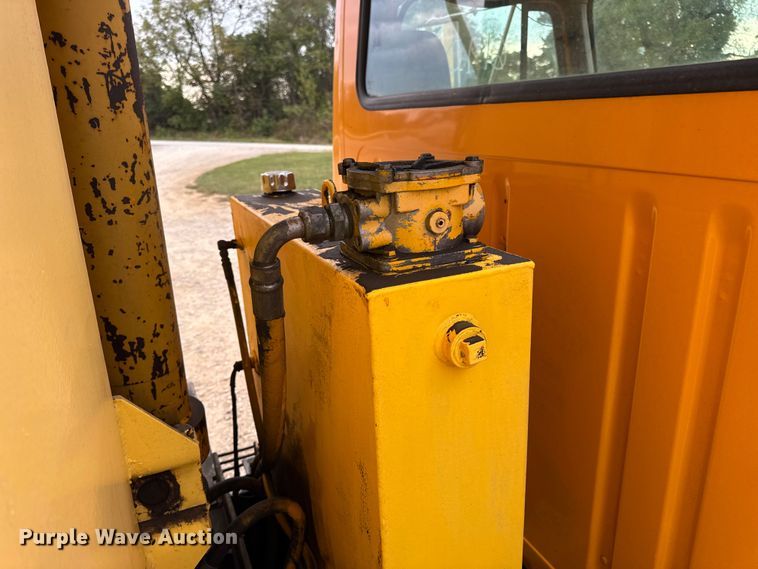 image for item DO2268 2000 International 4900 dump truck