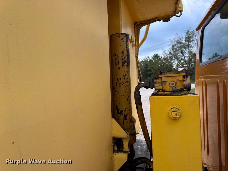 image for item DO2268 2000 International 4900 dump truck