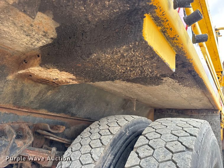 image for item DO2268 2000 International 4900 dump truck