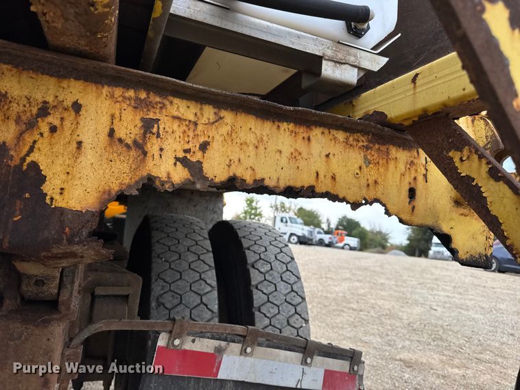 image for item DO2268 2000 International 4900 dump truck