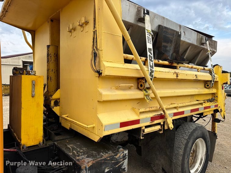 image for item DO2268 2000 International 4900 dump truck