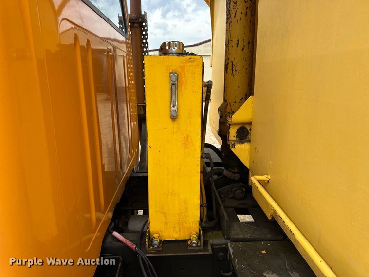 image for item DO2268 2000 International 4900 dump truck