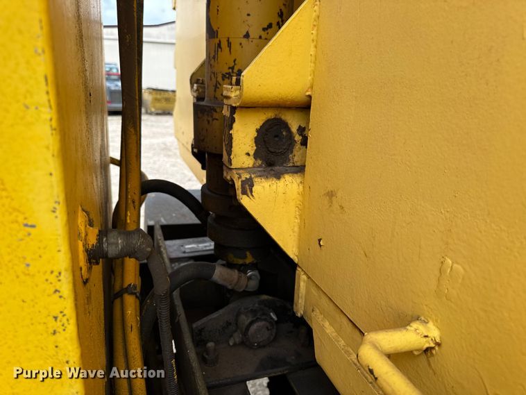 image for item DO2268 2000 International 4900 dump truck