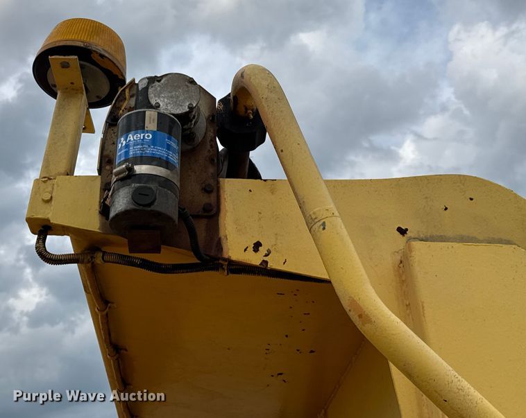 image for item DO2268 2000 International 4900 dump truck