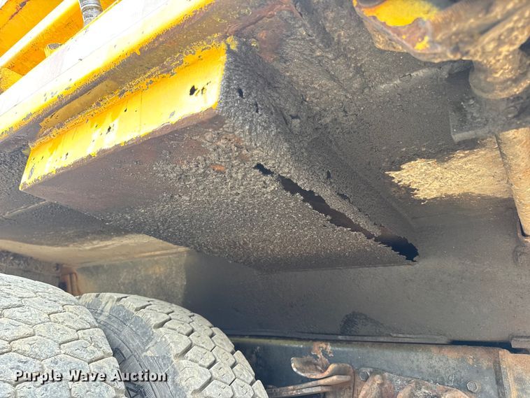 image for item DO2268 2000 International 4900 dump truck