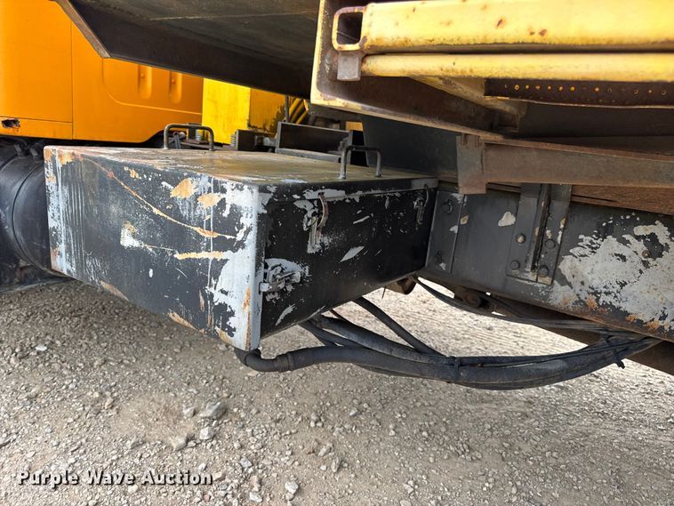 image for item DO2268 2000 International 4900 dump truck