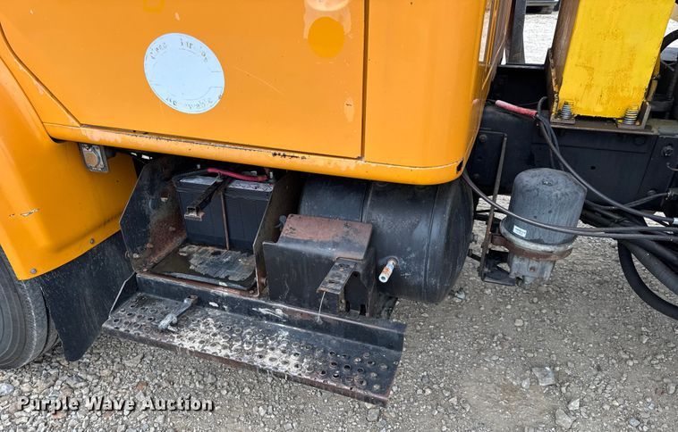 image for item DO2268 2000 International 4900 dump truck