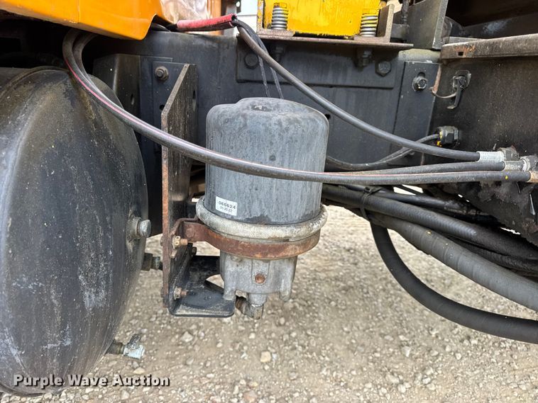 image for item DO2268 2000 International 4900 dump truck