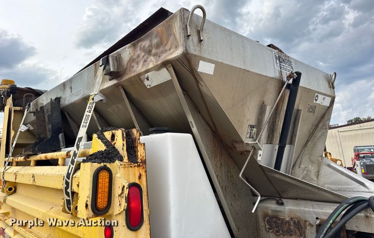 image for item DO2268 2000 International 4900 dump truck