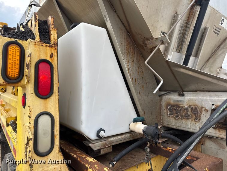 image for item DO2268 2000 International 4900 dump truck