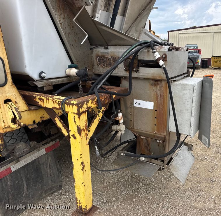 image for item DO2268 2000 International 4900 dump truck