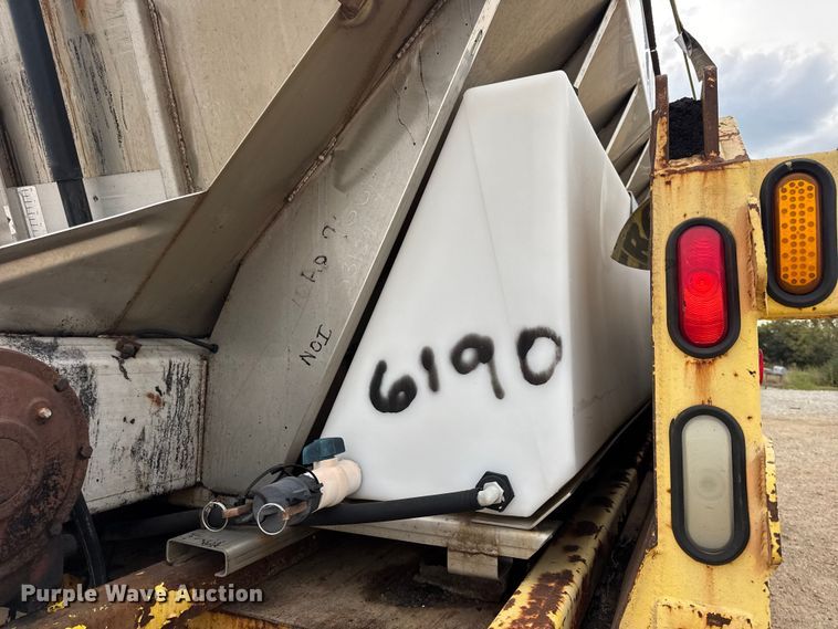 image for item DO2268 2000 International 4900 dump truck