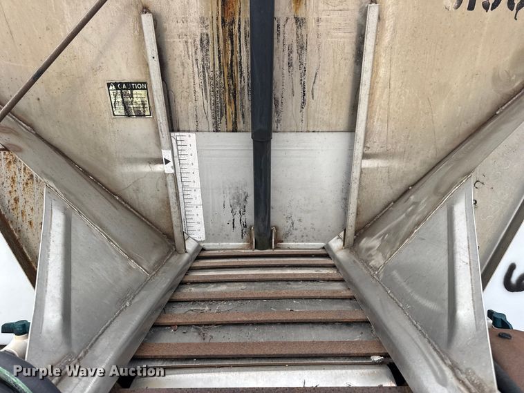 image for item DO2268 2000 International 4900 dump truck